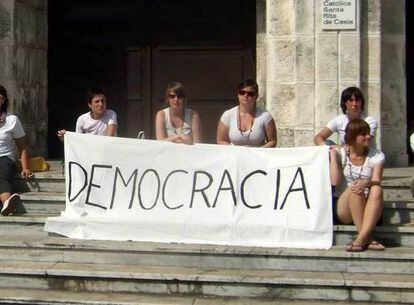 Varias de las políticas nacionalistas durante la manifestación en La Habana. A la izquierda, Francina Vila y Meritsell Luis.