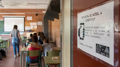 Cartel que avisa de la recomendación de no utilizar el móvil en el IES Torre Vicens de Lleida. En el cartel, en catalán: "No os hace falta el móvil en el instituto, si necesitáis llamar a casa, pedídselo a la tutora, al tutor, al profesorado de guardia, en conserjería...".