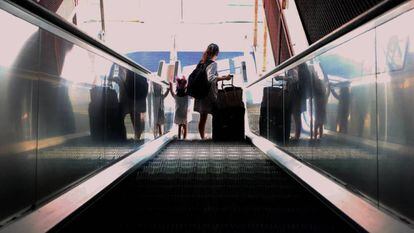 Una madre y su hija, de espaldas, en la estación de Atocha, en Madrid.