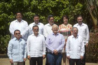 (Arriba de izquierda a derecha) Valdrack L. Jaentschke, viceministro de Relaciones Exteriores de Nicaragua; Fernando Carrera Castro, canciller de Guatemala; Carlos Alfredo Castaneda, viceminsitro de Integración y Promoción Económica de El Salvador; Mireya Agüero, canciller de Honduras; y Francisco Álvarez de Soto, canciller de Panamá; y (Abajo de izquierda a derecha) Alexis Rosado, vice cancciller de Belice; Hugo Martínez, secretario general del SICA; Carlos Morales Troncoso, canciller de República Dominicana; y Enrique Castillo Barrantes, canciller de Costa Rica, posan durante la fotografía oficial de la Reunión del Consejo de Ministros de Relaciones Exteriores del Sistema de la Integración Centroamericana (SICA)  en La Romana (República Dominicana).