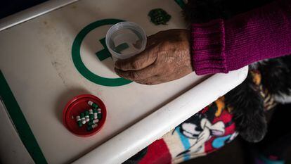 Una mujer mayor muestra las últimas dosis que le quedan de medicamento para el VIH, en Bogotá, en marzo de 2023.