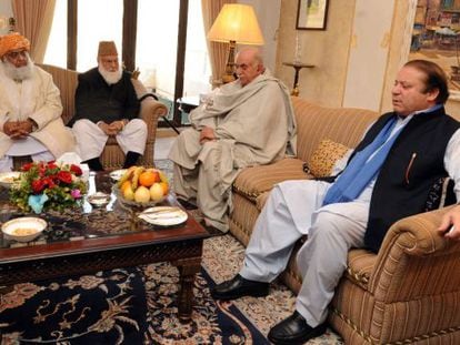 El líder opositor Nawaz Sharif (Der.) se reúne hoy con los opositores Maulana Fazalur Rehman (Izq.), Qazi Hussain Ahmed (2Izq.) y Mehmood Khan Achakzai (2Der.) para discutir sobre la situación política en Islamabad.