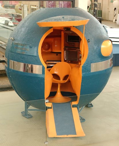 La cocina esférica de Colani para Poggenpohl era una cápsula hermética de estética espacial, donde el usuario se encerraba a preparar la comida y se comunicaba con el exterior mediante un monitor y un micrófono. |