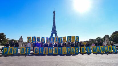 Activistas de las ONG Greenpeace, Oxfam France, Fundación Nicolas Hulot y Notre Affaire à Tous celebran en París la sentencia que ordena al Estado francés “reparar perjuicios ecológicos” de compromisos incumplidos