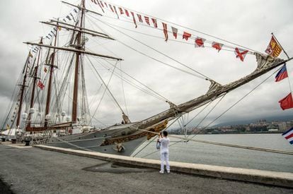 Un hombre toma una fotografía del buque escuela de la Armada española 'Juan Sebastián Elcano'. que se visitar desde el lunes pasado en Getxo (Bizkaia).