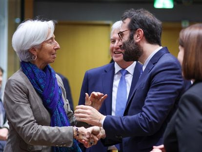 La presidenta del BCE, Christine Lagarde, saludando al ministro español de España, Carlos Cuerpo.