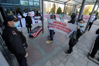 Activistas protestan contra la nueva película de Borat, en Kazajistán en octubre.