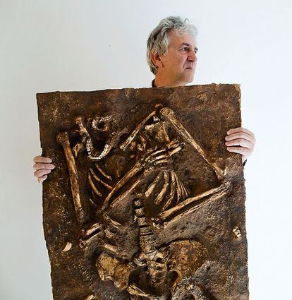 <strong> Los paleontólogos de Atapuerca y otros expertos internacionales han obtenido ADN de un fósil humano de hace 400.000 años.</strong> <p>Por <b>Ignacio Martínez Mendizábal</b><p>Hay dos lugares en el mundo en los que Juan Luis Arsuaga se encuentra especialmente a gusto: en la Sima de los Huesos, en la sierra de Atapuerca, y en el Museo de la Evolución Humana, en la ciudad de Burgos. La Sima de los Huesos es un lugar estrecho, húmedo y frío, a casi 70 metros de profundidad, en el que Arsuaga pasa, desde hace 30 años, parte del verano. El Museo de la Evolución Humana, del que es director científico, se enclava en una arteria principal de Burgos. En ambos sitios es posible compaginar la curiosidad y el rigor del científico con la fantasía y la creatividad de un niño. Porque esa es su doble condición, un investigador serio y concentrado en los problemas de la prehistoria y también un mozalbete de doce años travieso. Quienes se acerquen con atención a la historia de las investigaciones en Atapuerca podrán descubrir, en cada rincón, las huellas de ambos, sabio y niño. Y también podrán tasar cuánto debe a cada uno el éxito de ese proyecto. <p> <hr /> <p> <strong> Ignacio Martínez Mendizábal es doctor en Biopaleontología e integra el equipo de Atapuerca desde hace 30 años</strong>