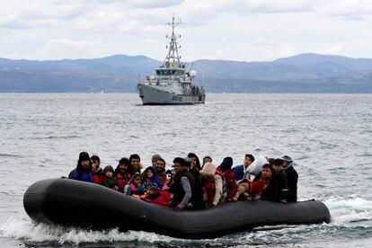 Migrantes llegan a la isla griega de Skala Sikaminias acompañados de un barco de Frontex, después de cruzar el mar Egeo desde Turquía, en febrero de 2020.