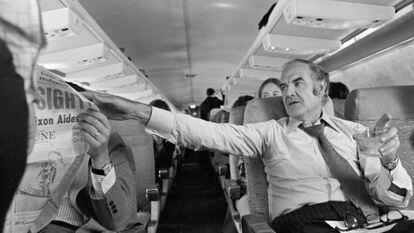 George McGovern en la campaña de 1972. Su mayor pifia fue en Battle Creek, Michigan, cuando nervioso por las encuestas, le dijo a un seguidor de su rival, Nixon: "Tengo un secreto para ti: bésame el culo". La prensa le pilló.