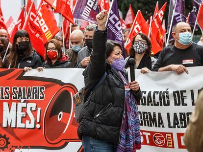 Un grupo de personas participa con una pancarta participa en una concentración para exigir la recuperación del poder adquisitivo de los salarios en Valencia.