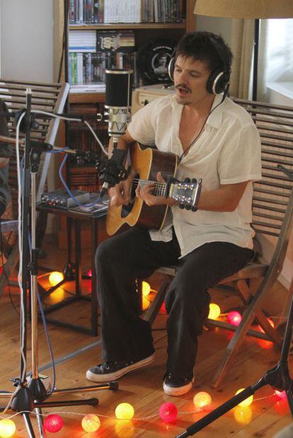 Coque Malla grabando el disco acústico en su casa de Zarzalejo.