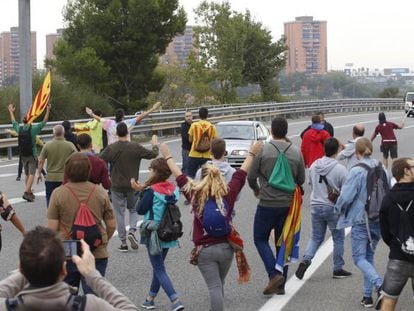 Un grupo de jóvenes corta al tráfico la autopista C-58 en Terrasa durante la jornada de protesta general.