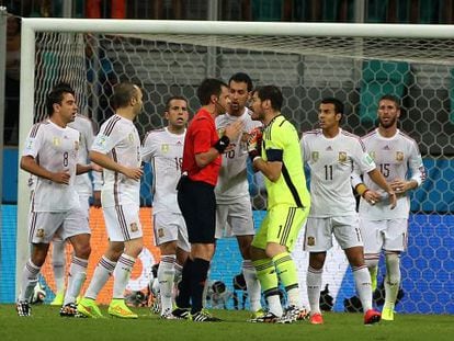 España protesta el tercer gol holandés.