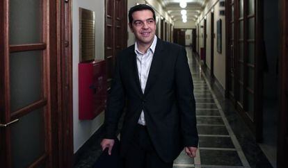 Tsipras a la llegada de la reuni&oacute;n ministerial de hoy en Atenas.