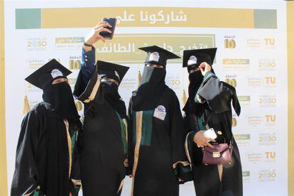 Graduación en la Universidad de Taif (Arabia Saudí), en la que declaró trabajar Francisco Tomás Barberán, del CSIC.