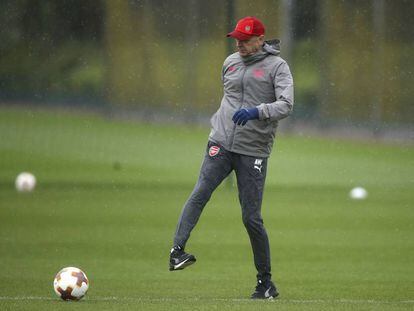 Arsène Wenger, durante el último entrenamiento del Arsenal en Londres.