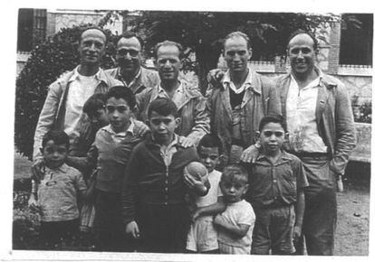 El poeta salmantino Marcos Ana (segundo por la derecha y arriba), seudónimo de Fernando Macarro Castillo (1921), que participó en la Guerra Civil desde el bando republicano. Fotografiado en la prisión de Burgos, en 1950, en un día de visita de familiares. 