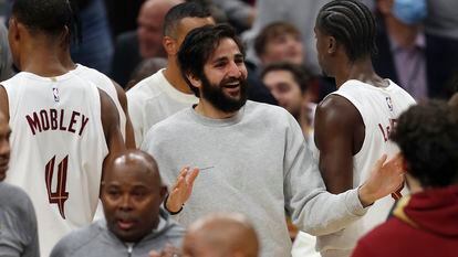 Ricky Rubio de los Cleveland Cavaliers observa un partido ante los Washington Wizards.