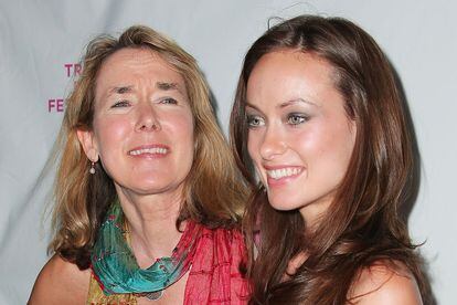 Leslie Cockburn y su hija, la actriz Olivia Wilde, en una premiere en 2009.