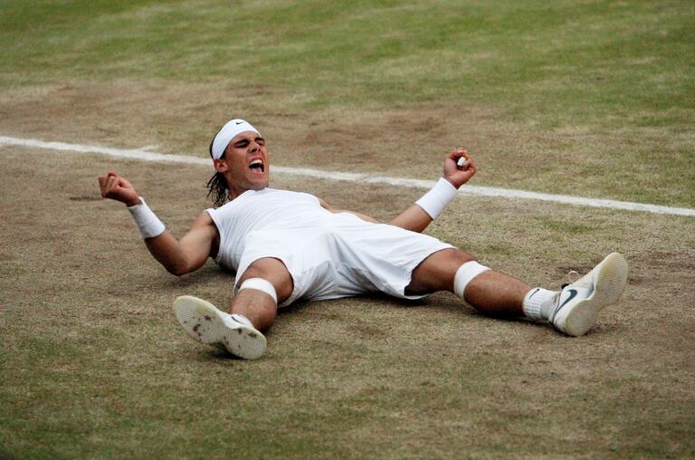 Nadal celebra su triunfo contra Federer en la final de 2008 en Wimbledon.
