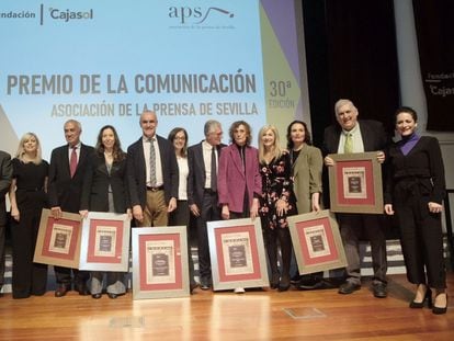 Foto de familia con todos los galardonados en la 30ª edición del Premio de la Comunicación de la APS. / APS