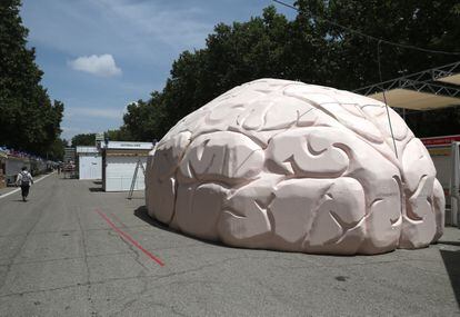 Estructura de cerebro montada por el CSIC en la Feria del Libro de Madrid fotografiada la víspera de la apertura, el 25 de mayo de 2023.