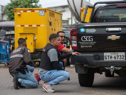 Policías realizan hoy un operativo en la sede del canal de televisión TC, donde encapuchados armados ingresaron y sometieron a su personal durante una transmisión en vivo, en Guayaquil (Ecuador). Agentes de la Policía Nacional de Ecuador han ingresado en las instalaciones del canal TC Televisión horas después de ser asaltado por un grupo de hombres fuertemente armados que interrumpieron la programación en vivo, amenazando con fusiles, granadas y explosivos a los empleados, y ha detenido al menos a trece personas.