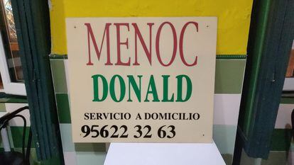 Antiguo cartel de la hamburguesería de Cádiz a la que McDonald's exigió cambiar el nombre, justo después de su retirada, en una imagen cedida por el negocio.