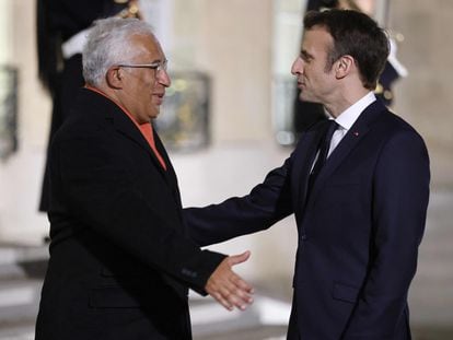 El presidente francés Emmanuel Macron recibe al primer ministro de Portugal, António Costa, en el Palacio del Elíseo en febrero.