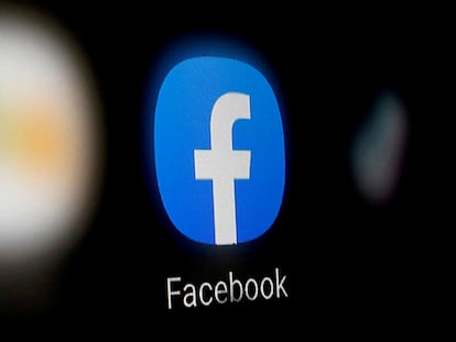 El logo de Facebook destaca en un móvil.
