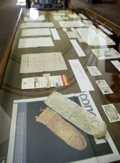 Vitrina de la Biblioteca Histórica de la Universidad de Salamanca en la que se exhibe uno de los dos condones que han aparecido entre las páginas de un antiguo manual de Medicina.