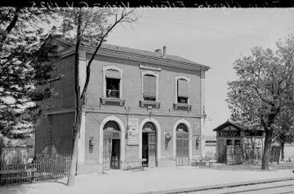 Estación original de Algodor, Madrid (1925). La que aún se mantiene en el poblado, de estilo neomudéjar, fue levantada en 1929.