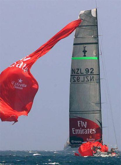 El barco neozelandés durante la regata