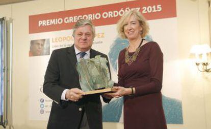 Ana Iribar, viuda de Gregorio Ordóñez, entrega el premio a Leopoldo López, padre del opositor del mismo nombre.