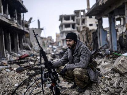 Un soldado kurdo en el pueblo de Kobane (Siria).