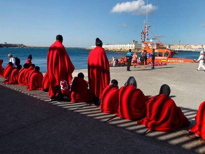 Salvamento Mar&iacute;timo ha rescatado hoy en el Estrecho de Gibraltar a 40 inmigrantes cuando intentaban alcanzar las costas espa&ntilde;olas a bordo de dos pateras. En la imagen, los rescatados esperan en el puerto de Tarifa (C&aacute;diz) a ser trasladados. 