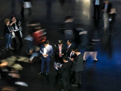 Asistentes del Mobile World Congress, ayer en el recinto de Gran Via en el primer día del congreso de móviles.