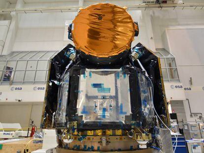 El satélite Cheops, en la sala blanca de Airbus en Madrid.