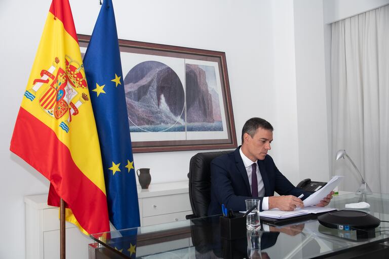 El presidente Pedro Sánchez, ayer en Lanzarote, asistiendo por videoconferencia a la cumbre sobre Líbano.