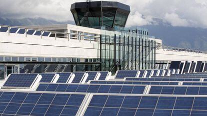 Placas fotovoltaicas en el Aeropuerto de La Palma (Foto. Aena). 