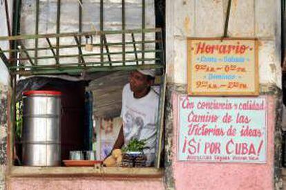 La ampliación del trabajo autónomo en la isla y la posibilidad de constituir pequeños negocios en un abanico limitado de actividades ha sido una de las principales medidas del plan de reformas emprendido por Raúl Castro los últimos años para reanimar la deprimida economía nacional. EFE/Archivo