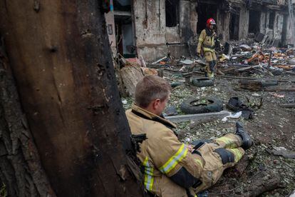 Miembros del cuerpo de bomberos trabajan en un bloque de viviendas dañado por el ataque de Rusia a la ciudad de Krivói Rog, este martes.