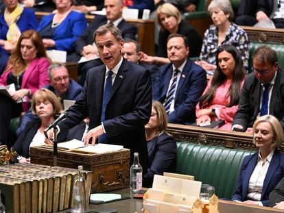 El ministro de Economía del Reino Unido, Jeremy Hunt, ayer en el Parlamento británico. A su izquierda, Liz Truss.