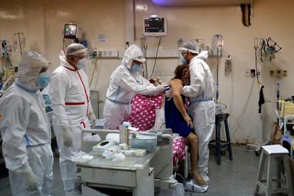 Trabajadores sanitarios atienden a una paciente de covid en la UCI del Hospital General de Luque (Paraguay), el pasado 11 de junio.