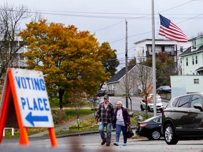 Ciudadanos de Lewiston (Maine) se dirigen a uno de los centros de votación este martes.