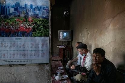 Varios hombres en una tetería, el 10 de abril en Yarkand. Un viejo televisor emite una antigua película china doblada en uigur.