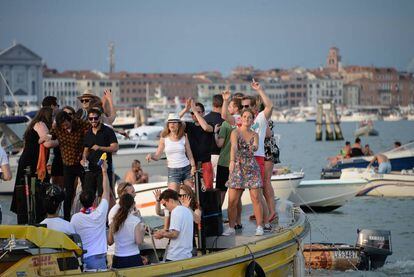 Turistas bailan en un barco, en Venecia, el pasado 14 de julio.  