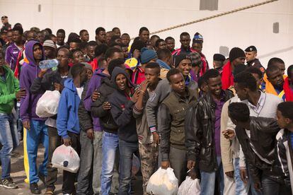 Inmigrantes del centro de internamiento para extranjeros en Lampedusa esperando a ser trasladados a la península.