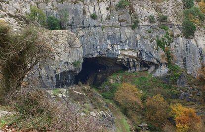 Entrada a una de las famosas cuevas de Galdames.